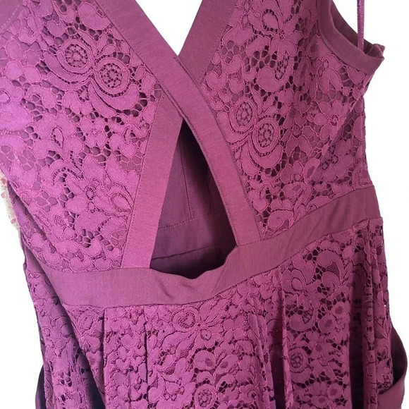 Free People Lovely in Lace Cutout Berry Mini Dress size Small Knee Length - Picture 8 of 12